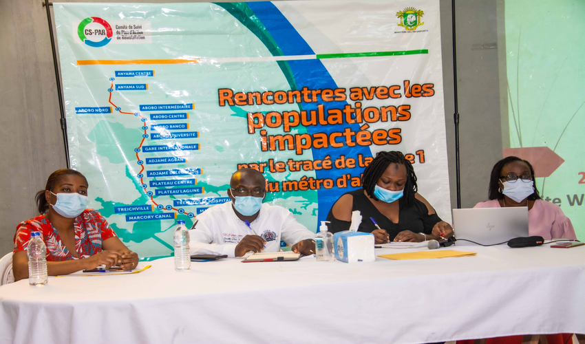 Projet de Ligne 1 du Métro d'Abidjan : l’équipe de la Cellule d’Exécution du Plan d’Action de Réinstallation échange avec les impactés de Marcory