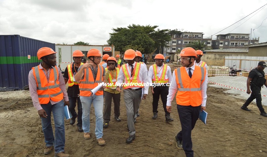 Le président du Comité de Suivi du Plan d’Action de Réinstallation (CS-PAR) et le Directeur de Cabinet du maire d’Abobo en visite sur le chantier du PK 24+800 (Abobo)